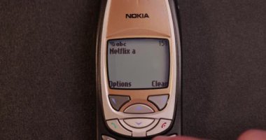 Budapeşte, Macaristan - SMS 2023: Netflix ve eski bir cep telefonu ekranında soğuk yazı, Nokia 6310