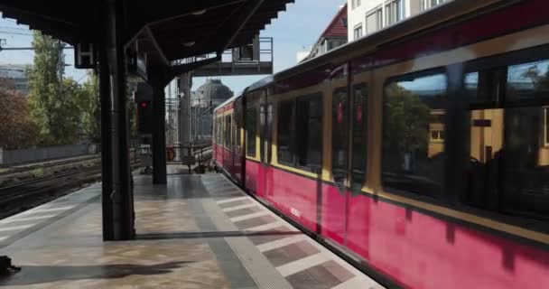 ベルリンのSバーン駅から出る列車 市内公共交通機関 — ストック動画