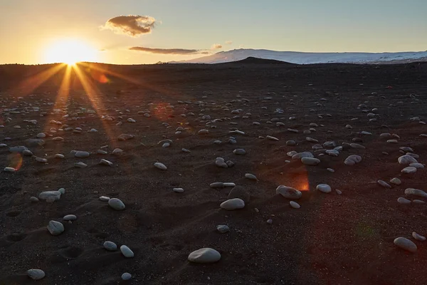 Islandia Paisaje Arena Negra Con Piedras Suelo Cegadora Puesta Sol — Foto de Stock