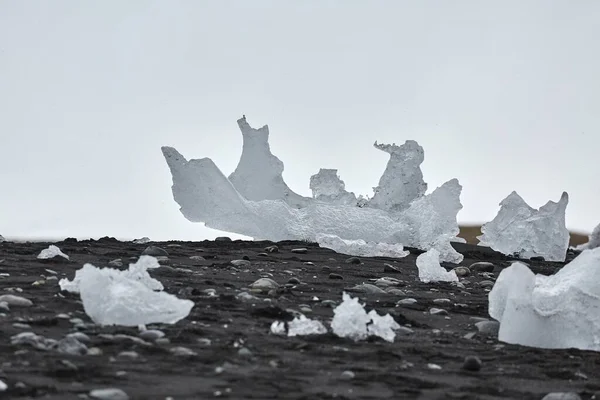 アイスランドのジョクルサロン氷河湖近くのダイヤモンドビーチの氷山 — ストック写真
