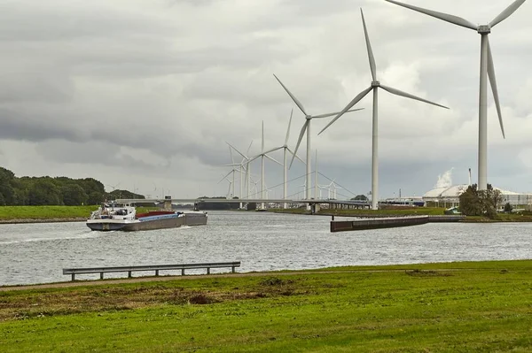 鹿特丹港工业运河沿线的风力涡轮机 船在航道上经过 — 图库照片
