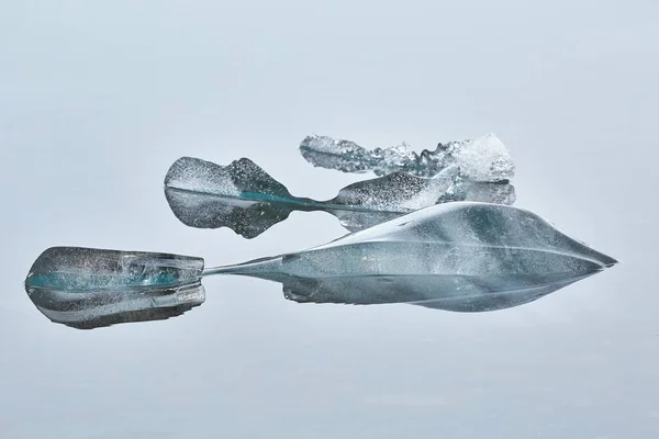 アイスランドのジョクルサロンにある氷河湖 妨げられない滑らかな水に浮かぶ氷の結晶 — ストック写真