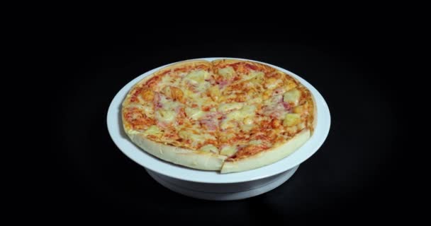 Pizza Wiruje Talerzu Tle Gotowa Pizza Instant Mrożona — Wideo stockowe