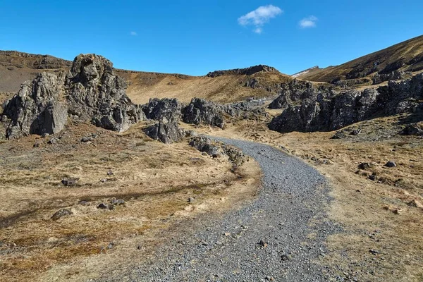 Islandia Szlak Turystyczny Ścieżka Spacerowa Między Klifami Chropowatym Jałowym Krajobrazie — Zdjęcie stockowe