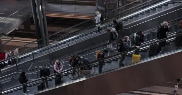 Berlin Tyskland Cirka 2023 Rulltrappor Vid Centralstationen Berlin Hauptbahnhof Många — Stockvideo