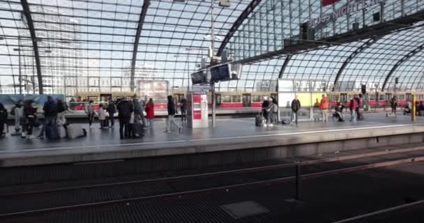 德国柏林 2022年 Circa 2022 当地的列车到达柏林总站 Berlin Hauptbahnhof 乘客在月台上等候 城市公共交通系统S Bahn — 图库视频影像