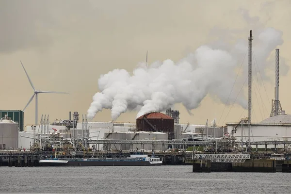 Terminal Petróleo Doca Industrial Usinas Emissoras Fumaça Vapor Silos Armazenamento — Fotografia de Stock