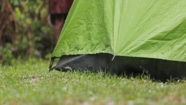 夏に雨が降るキャンプ場にテント — ストック動画