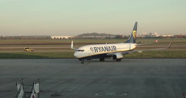 Берлін Німеччина Приблизно 2022 Літак Ryanair Boeing 737 Зупиняється Перед — стокове відео