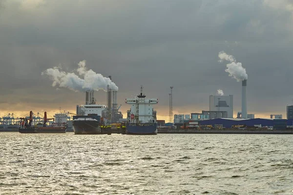 鹿特丹港口工业区工业码头和发电厂排放的烟尘和蒸汽 — 图库照片