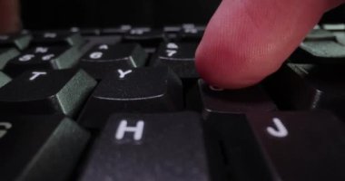 Bilgisayar klavyesini kapat kamera kaydırma merceği, tuşların makrosu, parmaklar daktilo, tuşlara bas