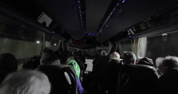 フレジュストンネル フランス Circa 2023 バスでフレジュス横断アルパイントンネルを渡り 観光バスで休暇のために旅行する乗客とのインテリアビュー — ストック動画