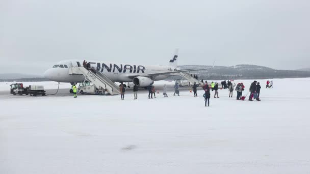 Ivalo Finlandia Około 2022 Pasażerowie Wsiadający Pokład Samolotu Finnair Lotniska — Wideo stockowe