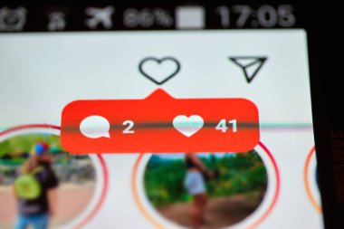 Budapeşte, Macaristan - 2023 Çemberi: Instagram, sosyal medya platformunda yayınlanan çatlak bir akıllı telefon ekranında yayınlanan bildirimleri beğeniyor ve gizliyor