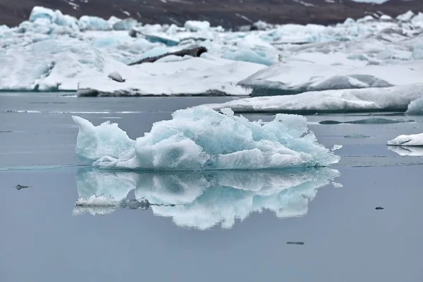 ジョクルサロンの氷河湖 アイスランド 滑らかな冷たい水に氷山の反射 — ストック写真