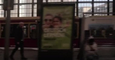 Berlin, Almanya - 2022 dolaylarında Berlin 'de tren yolculuğu, bir istasyondan geçen yerel bir trenin penceresinden geçen belediye binaları