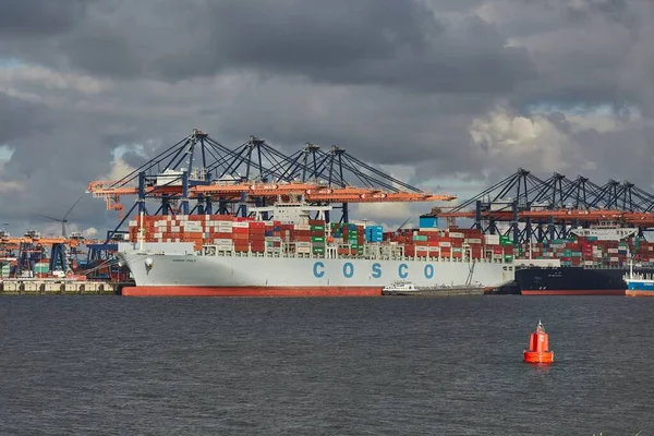 オランダのロッテルダム Circa 2019 ロッテルダム港のEuromaxコンテナターミナルにある巨大な貨物船から陸揚げされたコンテナ 中国からの商品出荷 — ストック写真