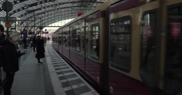 ベルリン ドイツ Circa 2022 ベルリン ハウプトフフの主要中央駅に到着する列車 プラットフォーム上で待っている乗客 都市公共交通システム — ストック動画