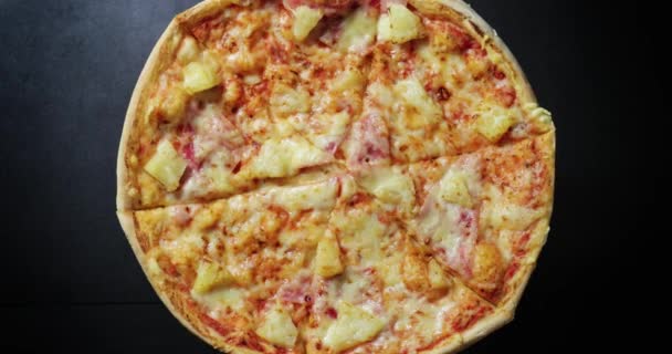 Pizza Wiruje Talerzu Widok Góry Dół Gotowa Pizza Instant Mrożona — Wideo stockowe