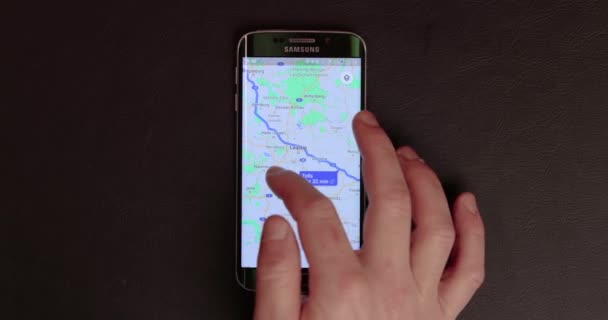 Budapest Hungary Circa 2021 Routebeschrijving Een Smartphone Plannen Met Google — Stockvideo