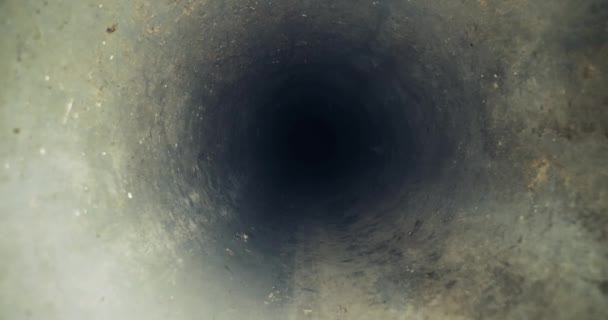 Flytta Genom Röret Tunnel Med Smutsiga Rester Den Mörka Gropen — Stockvideo