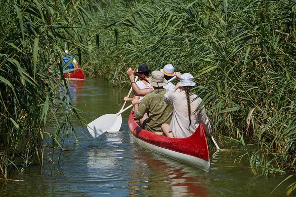 ティサフレ ハンガリー Circa 2019 美しい自然環境の中でカヌー ティサ湖 ハンガリー 狭い水路に入る人々のグループ — ストック写真