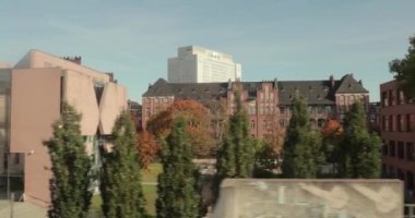 Berlin, Almanya - 2022 dolaylarında Berlin 'de tren yolculuğu, yerel bir trenin penceresinden geçen şehir binaları.