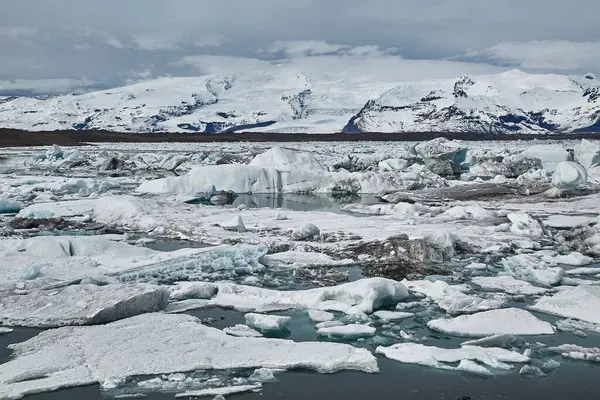 冰岛Jokulsarlon冰川湖 背景是漂浮在高山上的冰山 — 图库照片