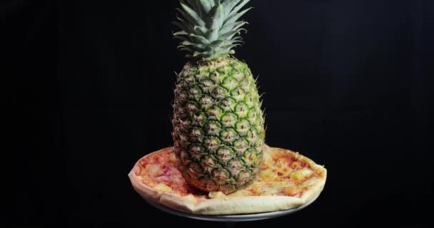 ハワイアンピザのパイナップル全体が回っています 常に議論の的となる天気の良い日のパイナップルはピザかどうか — ストック動画