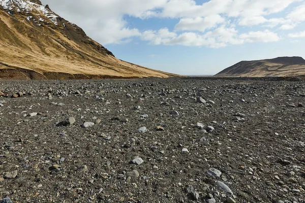 Senderismo Islandia Escarpado Paisaje Sedimentos Volcánicos Negros Rocosos Seljavallalaug — Foto de Stock