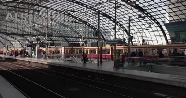 ドイツ ベルリン Circa 2022 ベルリン ハウプトフフ駅の主要駅に到着する普通列車 ホームで待っている乗客 都市間都市間ネットワーク — ストック動画