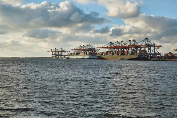 Τεράστια Πλοία Μεταφοράς Εμπορευματοκιβωτίων Και Γερανοί Φορτίου Στο Βιομηχανικό Λιμάνι — Φωτογραφία Αρχείου