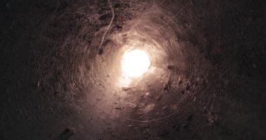 Kirli kalıntılarla tünel boyunca karanlık çukura doğru ilerliyoruz, sonunda ışık var.
