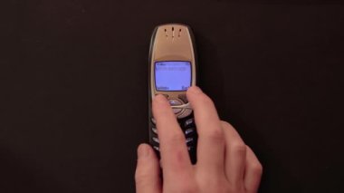 Budapeşte, Macaristan - 2021 civarı: Kısa mesajda, eski bir cep telefonu ekranına kısa bir mesajla, kısa bir mesajla tamam, kısa bir cevapla