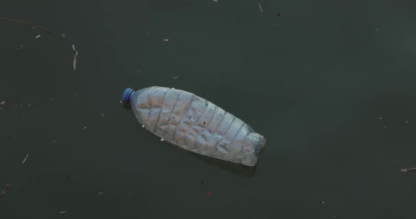 Residuos Basura Plástica Flotando Superficie Del Agua Sucia Contaminación Fluvial — Vídeo de stock