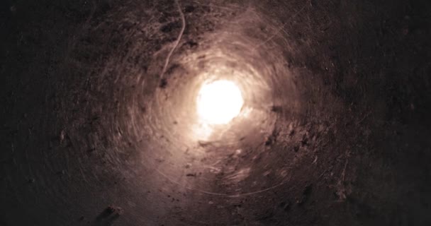 Двигаясь Через Туннель Трубы Грязными Остатками Темную Яму Свет Конце — стоковое видео