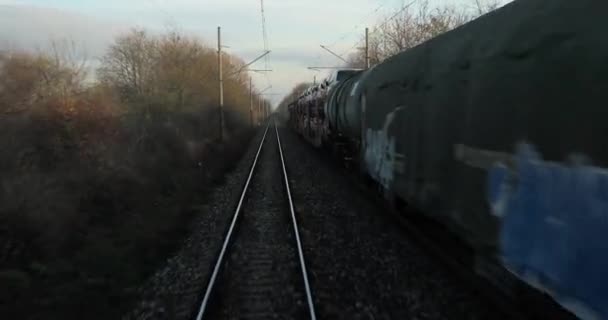 Tren Yolculuğu Bakış Açısı Son Vagonun Arkasından Petrol Için Yük — Stok video