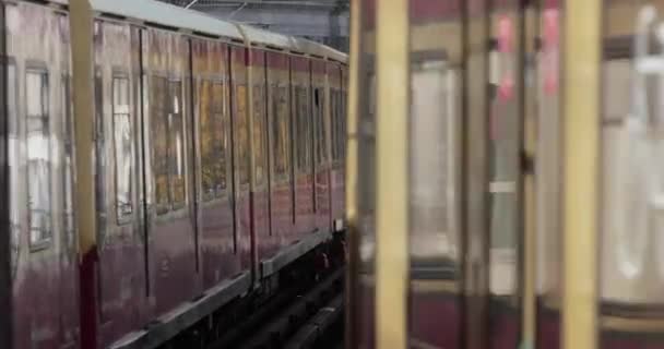 Sバーン駅から発着する列車 ベルリン市公共交通機関 — ストック動画