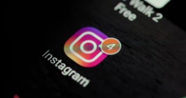 Budapeşte, Macaristan - 2023 Çemberi: Instagram 'da akıllı bir telefondan okunmamış mesajlar, uygulama simgesi, döngü, çevrilebilir görüntüler