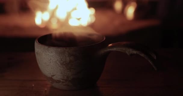 来自芬兰拉普兰的传统Kuksa 一股热茶的蒸汽在木屋的炉边升起 — 图库视频影像