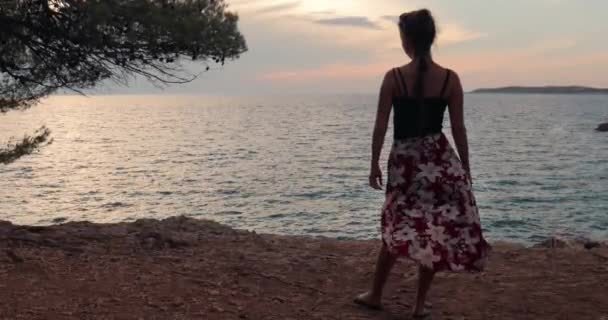 Mladá Žena Užívá Teplého Letního Večera Mořského Břehu Zpomalený Vánek — Stock video