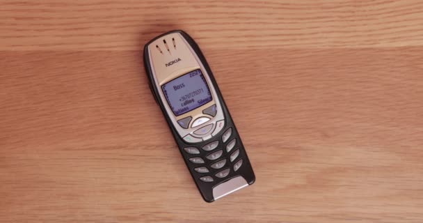 Budapeszt Węgry Około 2021 Classic Nokia 6310I Telefon Komórkowy Szef — Wideo stockowe