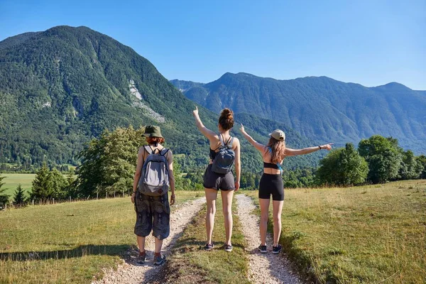 Skupina Turistických Dívek Při Pohledu Horskou Krajinu Alpách Bovce Slovinsko — Stock fotografie