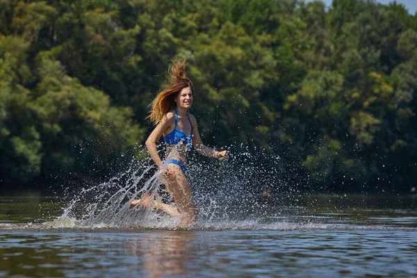 Mladá Žena Běží Stříkající Vody Pláži — Stock fotografie