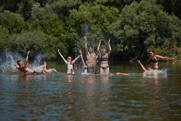Молоді Люди Охолоджуються Річці Гарячих Літніх Канікулах Групове Фото Друзів — стокове фото
