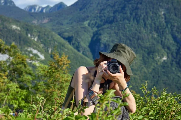 Jovem Mulher Usando Câmera Nas Montanhas — Fotografia de Stock