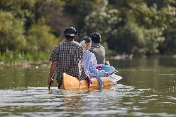 夏の川でカヌー 自然の屋外環境 — ストック写真
