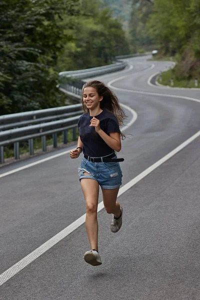 Jovem Mulher Correndo Uma Estrada Montanha Alpina — Fotografia de Stock