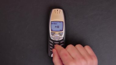 Budapeşte, Macaristan - 2021 Çemberi: Klasik Nokia 6310i cep telefonu zamanlayıcısı üretkenliği incelemek için pomodoro oturumu için geri sayım 25 dakikaya ayarlandı