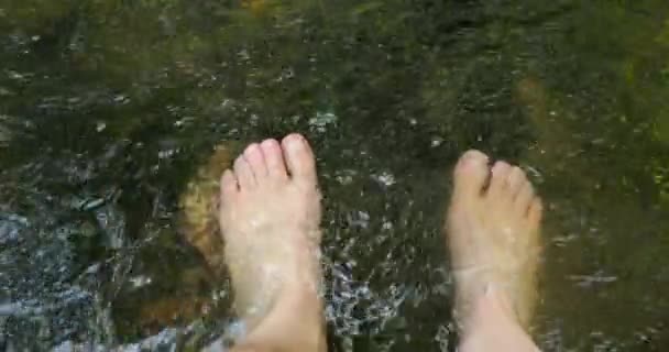 Pés Descalços Córrego Fresco Montanha Relaxando Para Caminhadas Verão — Vídeo de Stock